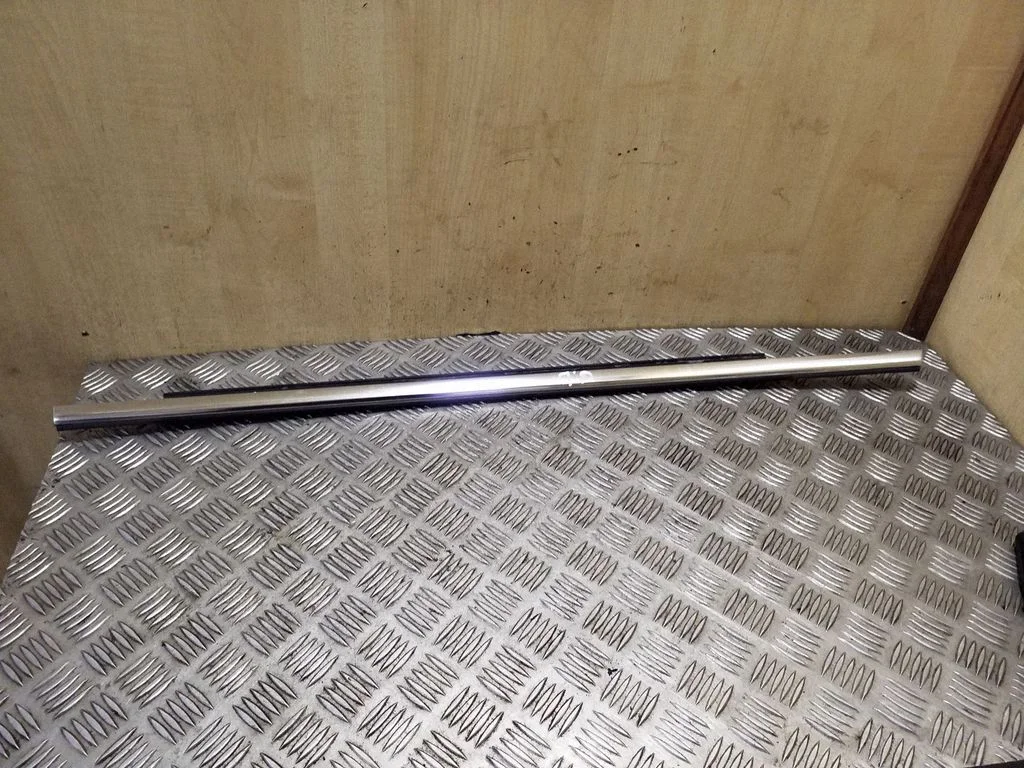 Rear door glass trim molding 8R0853764F