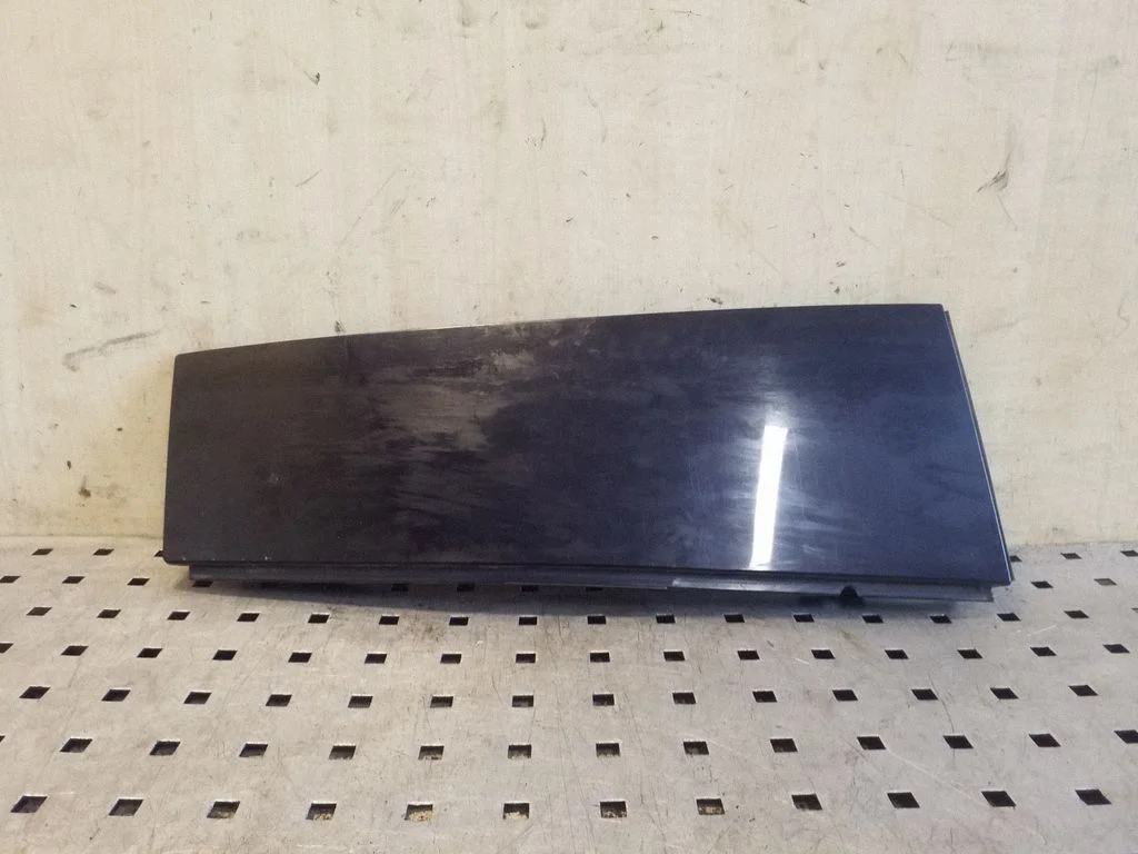 Tagaukse klaasi liist 5L0839903