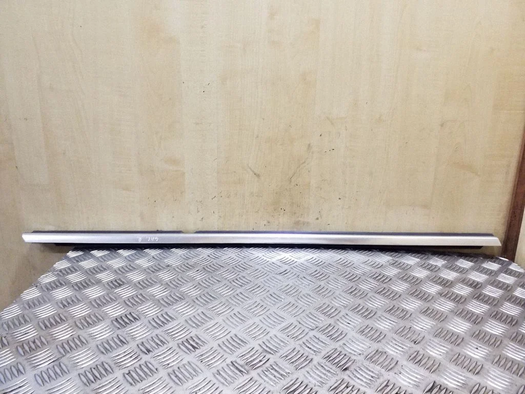 Tagaukse klaasi liist 3C8839476D
