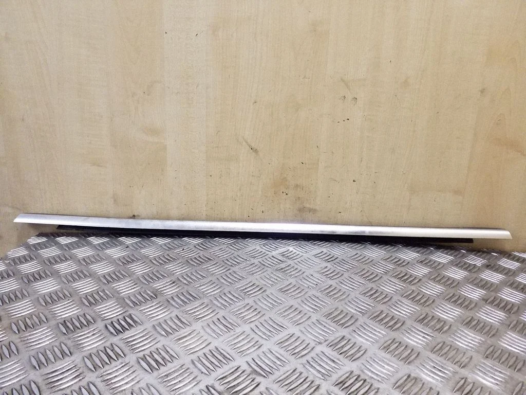 Aizmugurējo durvju stikla apdare – labā