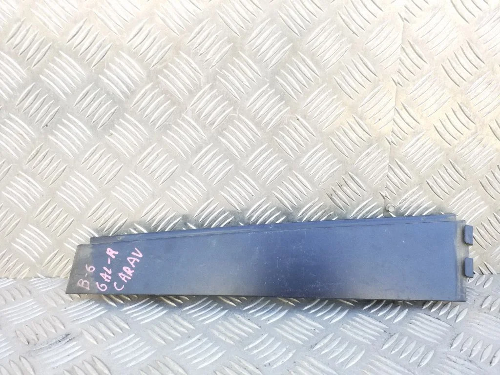 Aizmugurējo durvju stikla apdare – Volkswagen Passat B6 (2005-2010)
