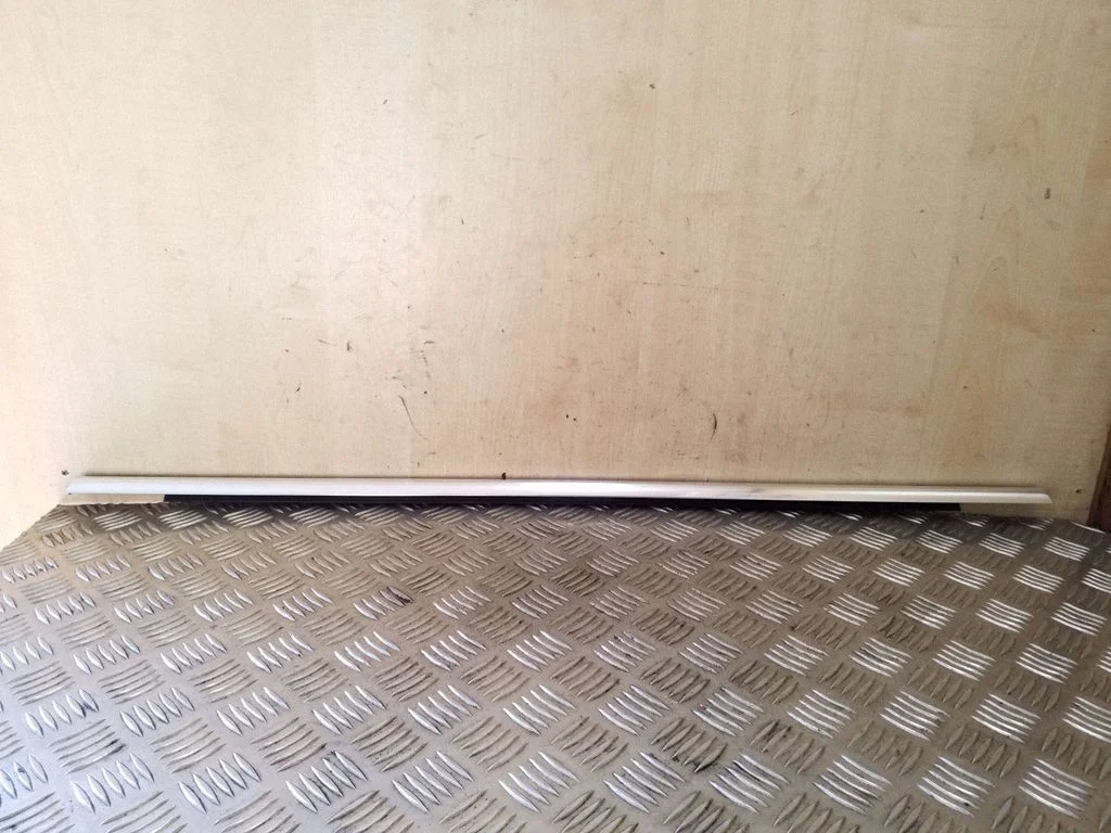 Tagaukse klaasi liist 3AF839475B