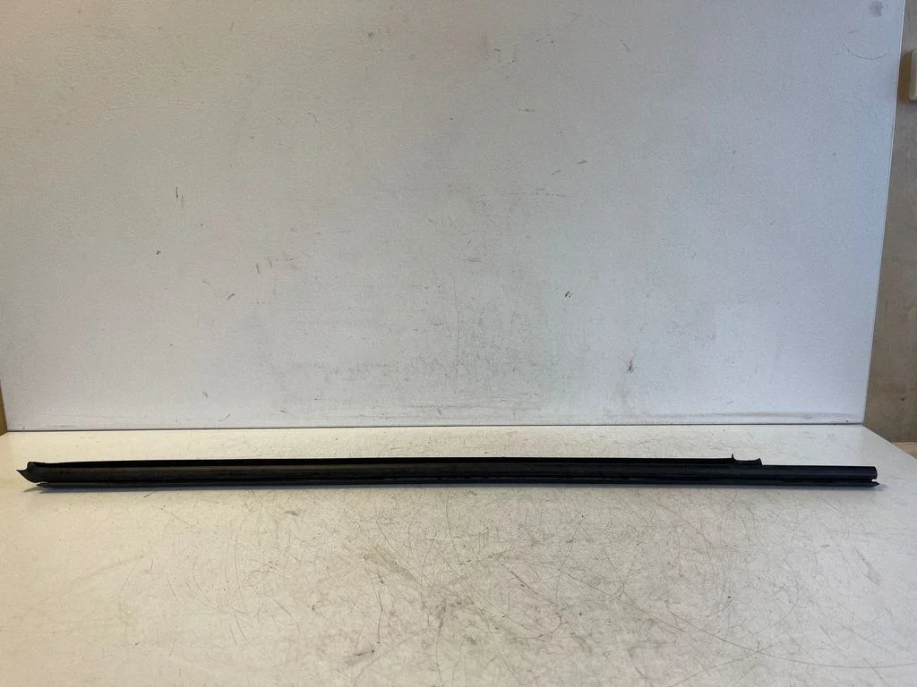Esiukse klaasi liist 7P0837471C