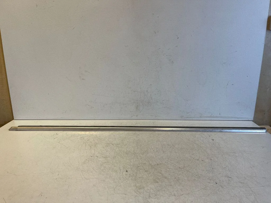 Esiukse klaasi liist 3B0837477E