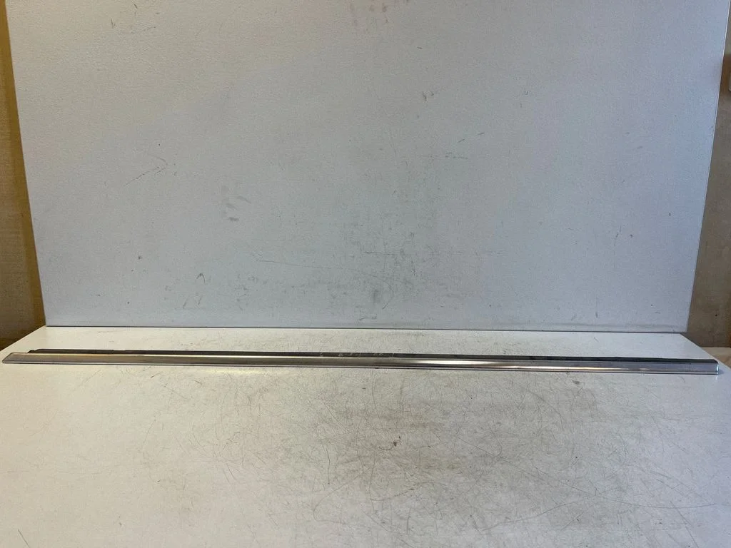 Esiukse klaasi liist 3B0837475