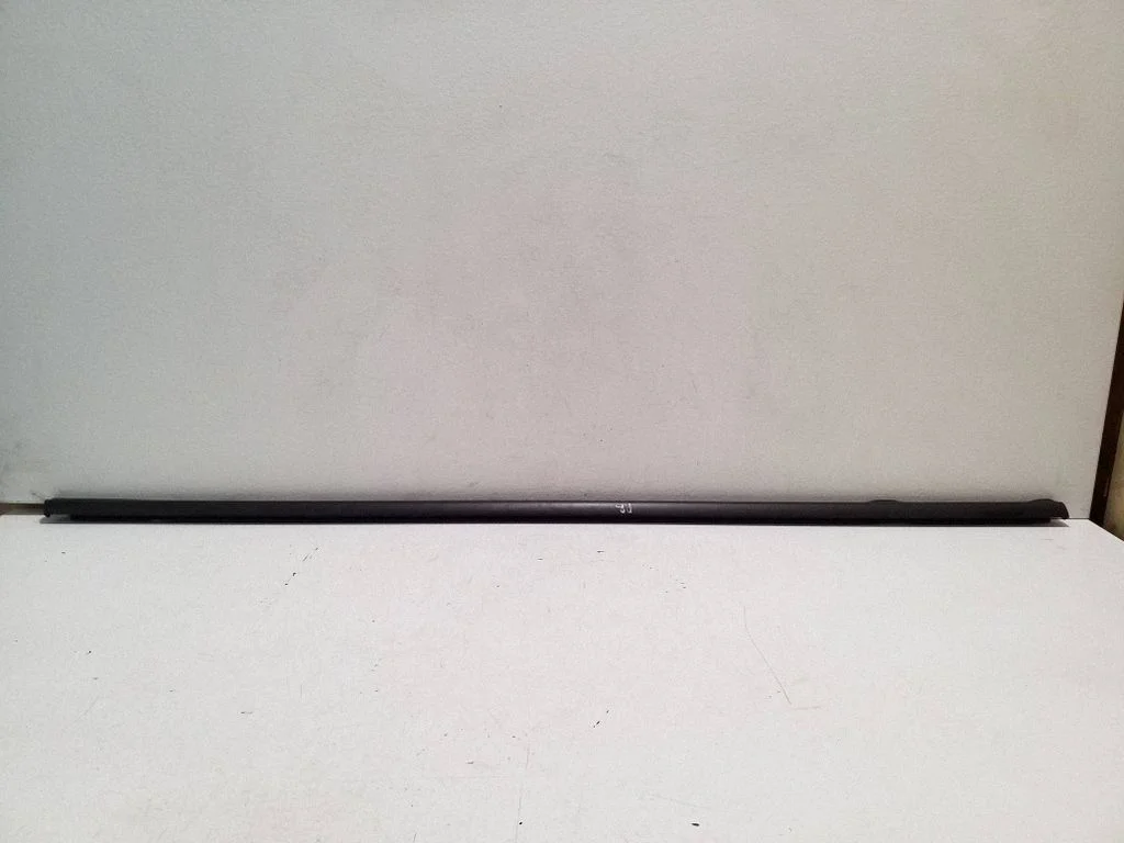 Front door glass trim molding – right