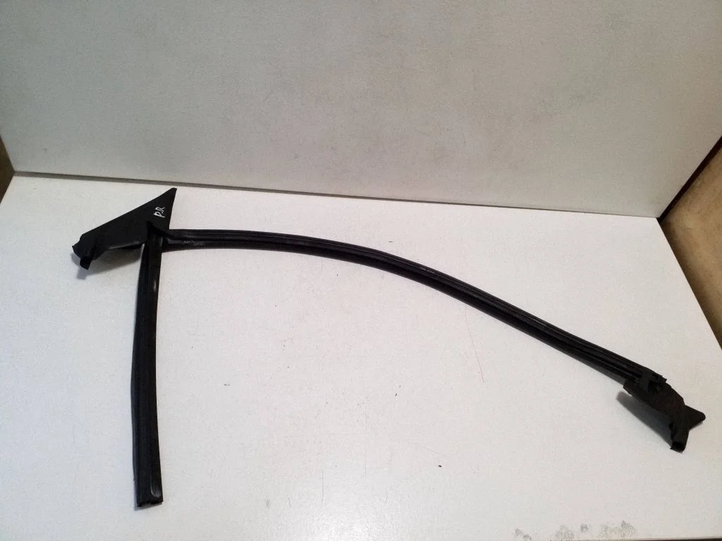 Esiukse klaasi liist 8W8837480A