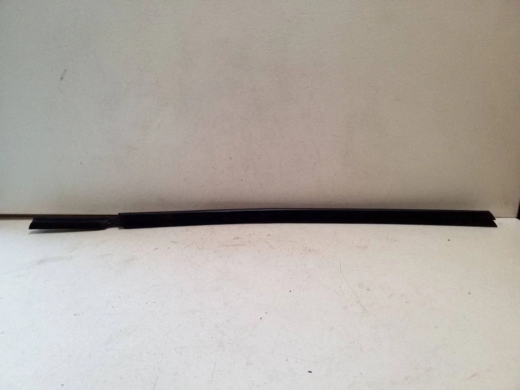Front door glass trim molding 4M0837480