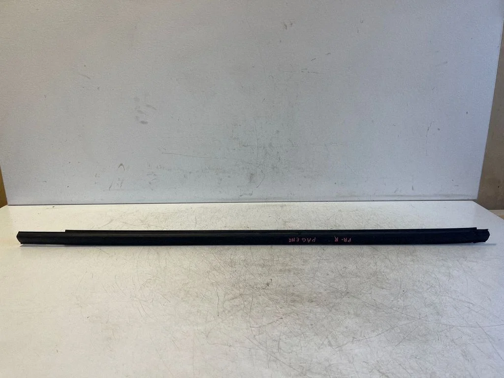 Front door glass trim molding – Mitsubishi Pajero Sport I (1996-2008)