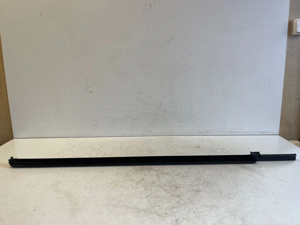 Esiukse klaasi liist 7P0837472C