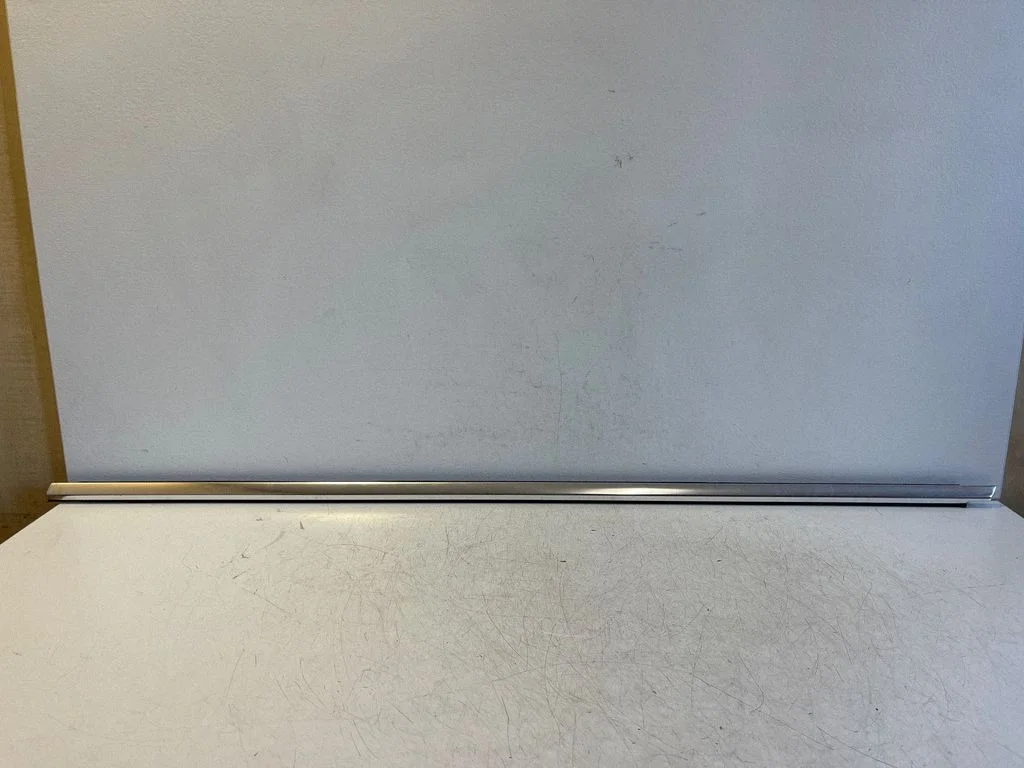 Esiukse klaasi liist 7P0837475H