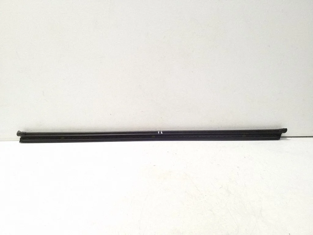 Priekšējo durvju stikla apdare 5H4837480