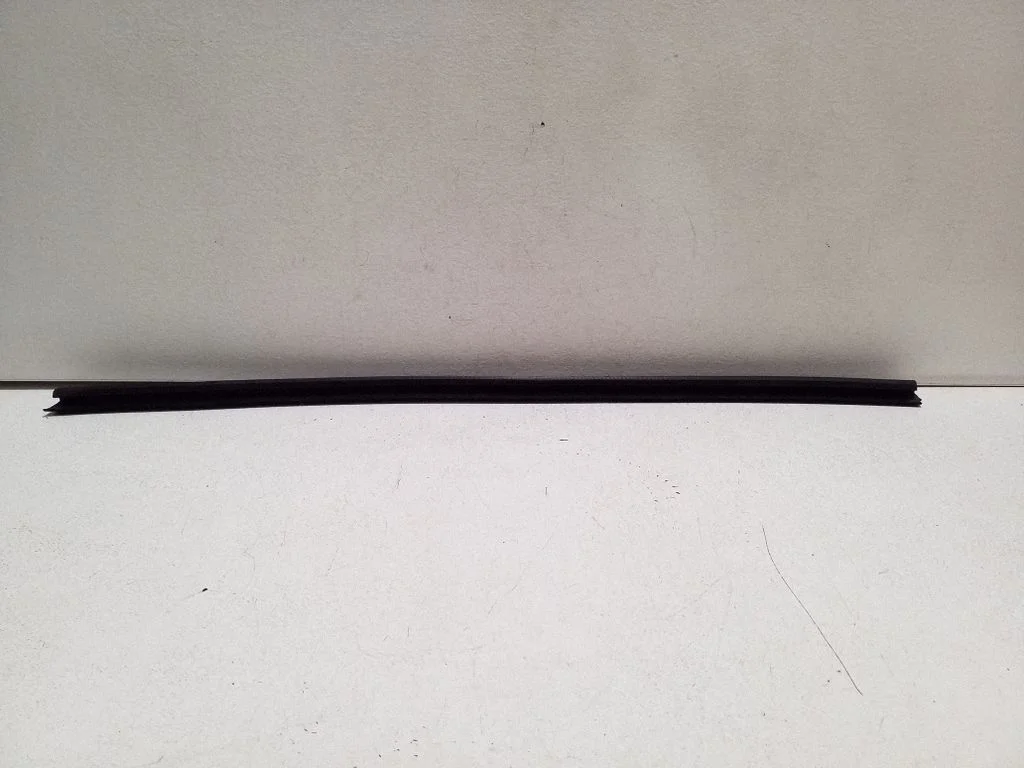 Esiukse klaasi liist 8R0837480B
