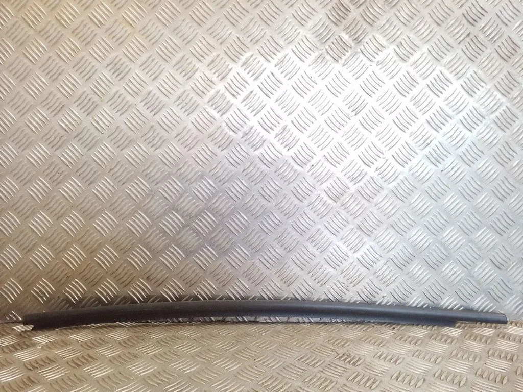 Front door glass trim molding 009153532
