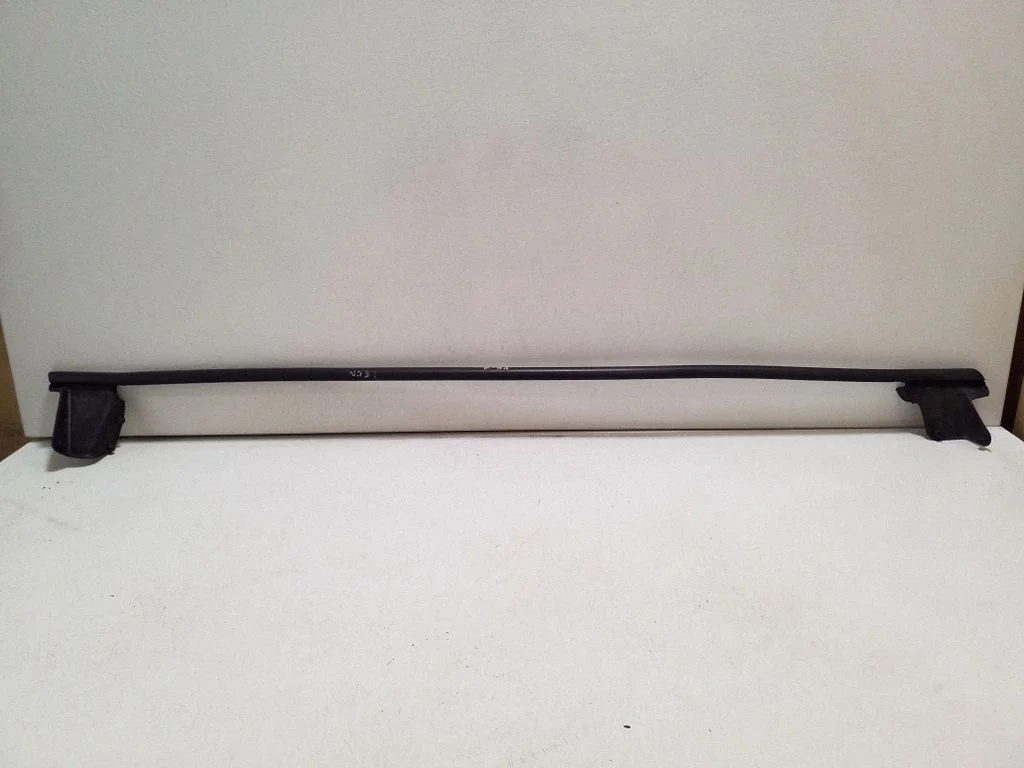 Front door glass trim molding 1P0837478