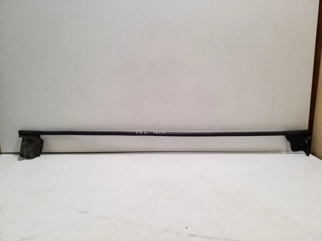 Front door glass trim molding 1P0837478