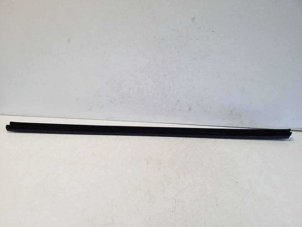 Front door glass trim molding – Skoda Superb B6 (3T) (2008-2015)