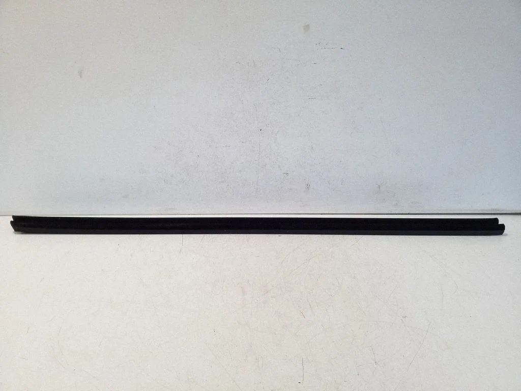 Front door glass trim molding – Skoda Superb B6 (3T) (2008-2015)