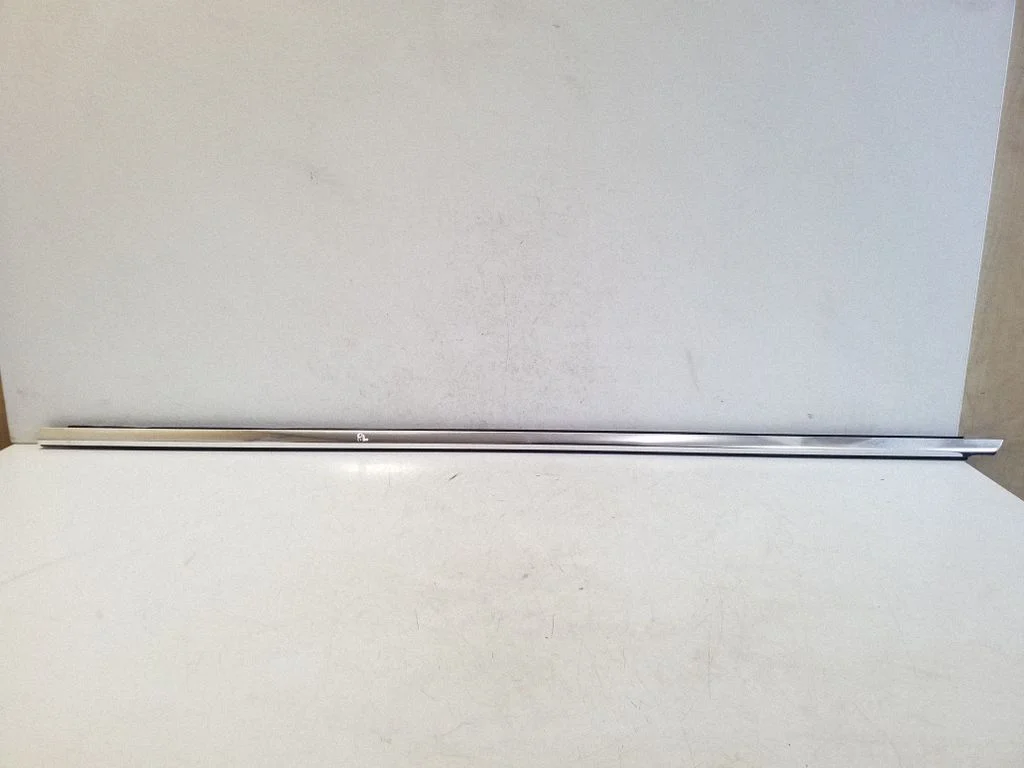 Front door glass trim molding – Porsche Cayenne (92A) (2010-2017)