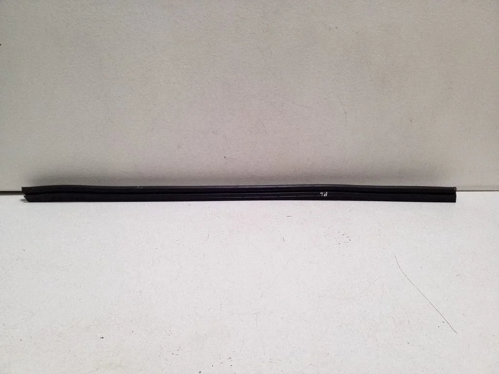 Esiukse klaasi liist 8R0837489B