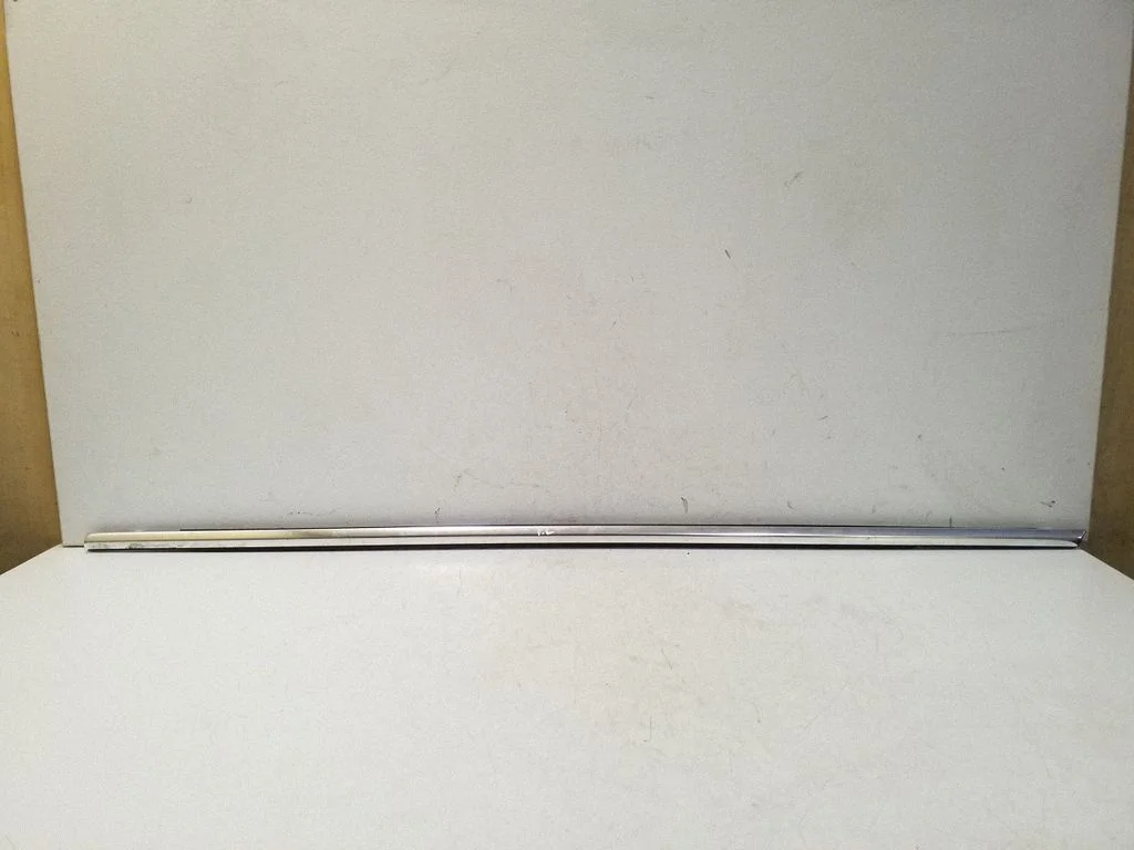 Front door glass trim molding 31845555