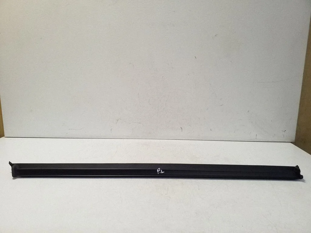 Front door glass trim molding 31845556