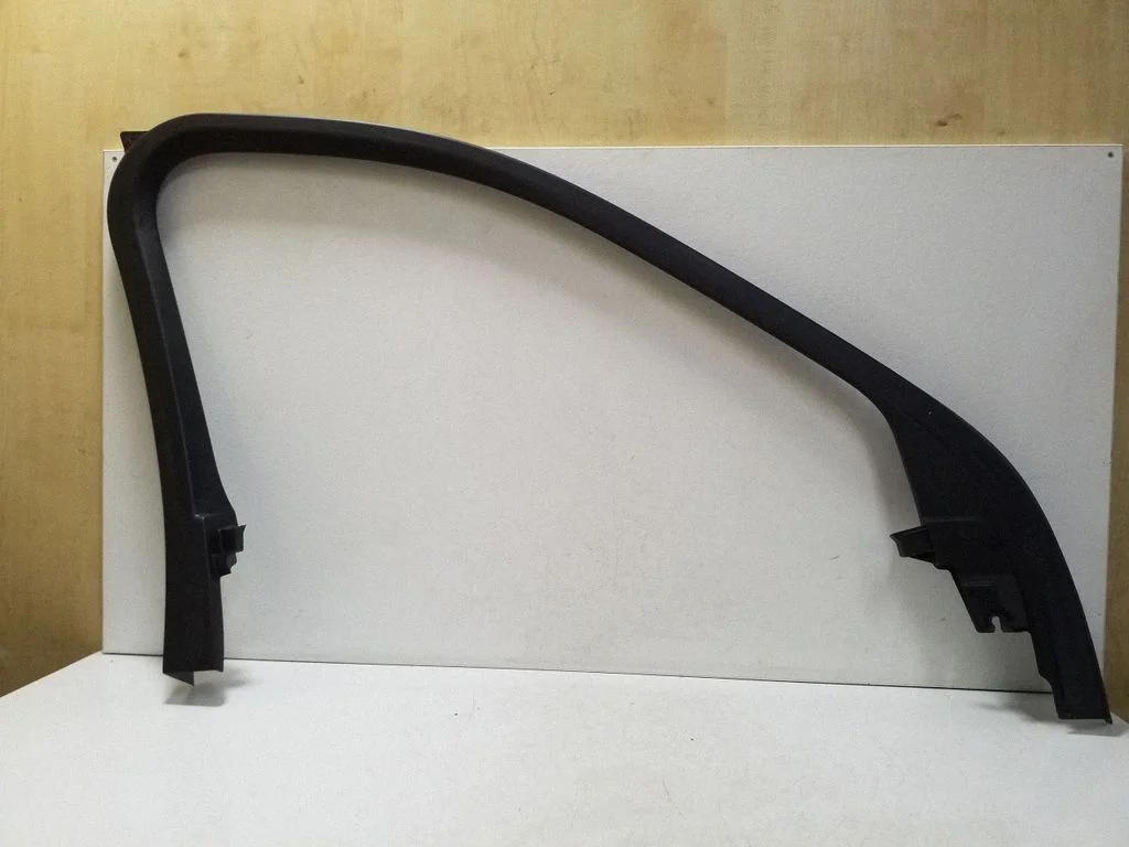 Front door glass trim molding 31393870
