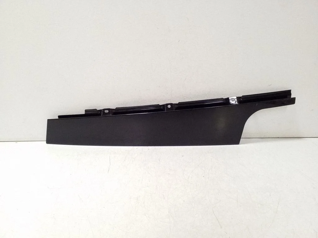 Front door glass trim molding 31349810