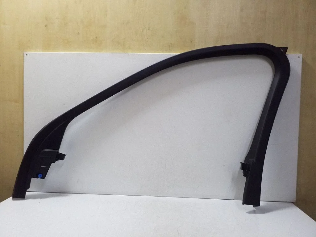 Front door glass trim molding 31393871