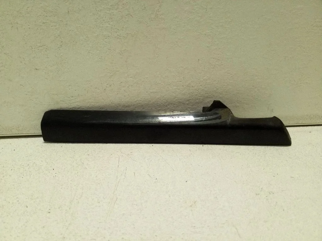 Listwa szyby drzwi przednich BJ3221446AC