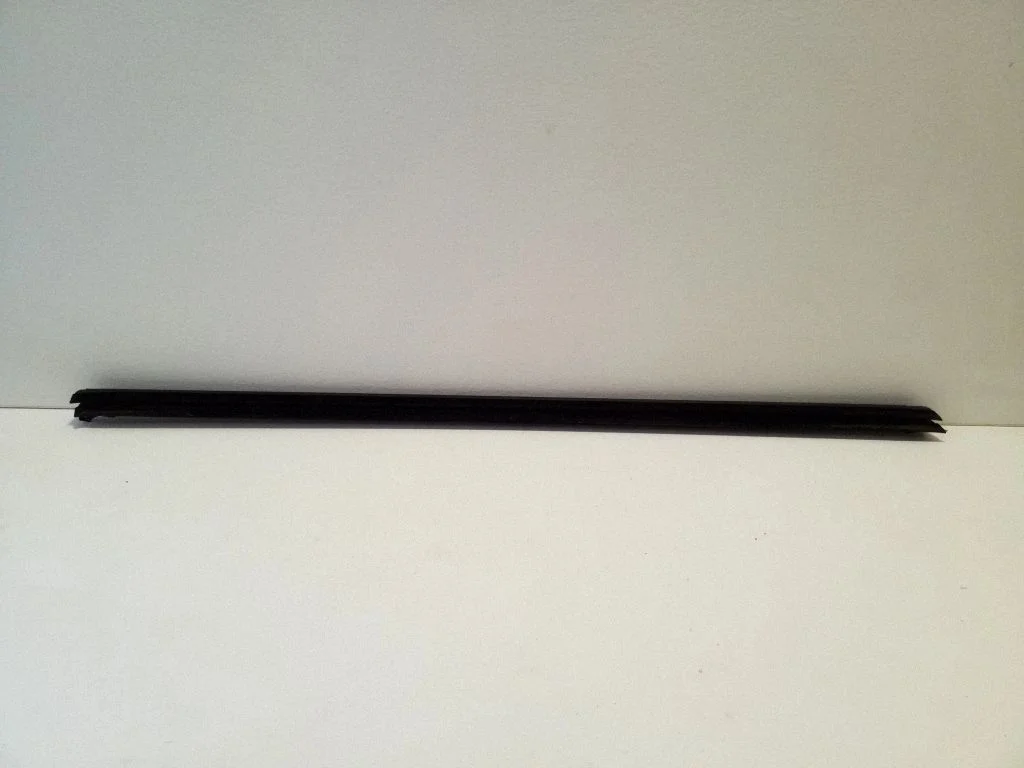 Esiukse klaasi liist 8U0837479