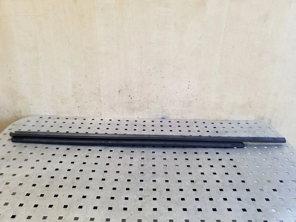 Priekšējo durvju stikla apdare 7P0837471C