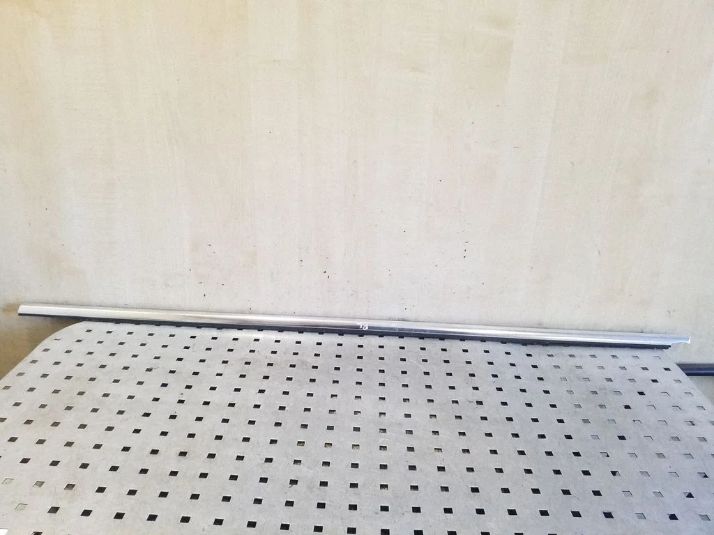 Esiukse klaasi liist 3G0837475