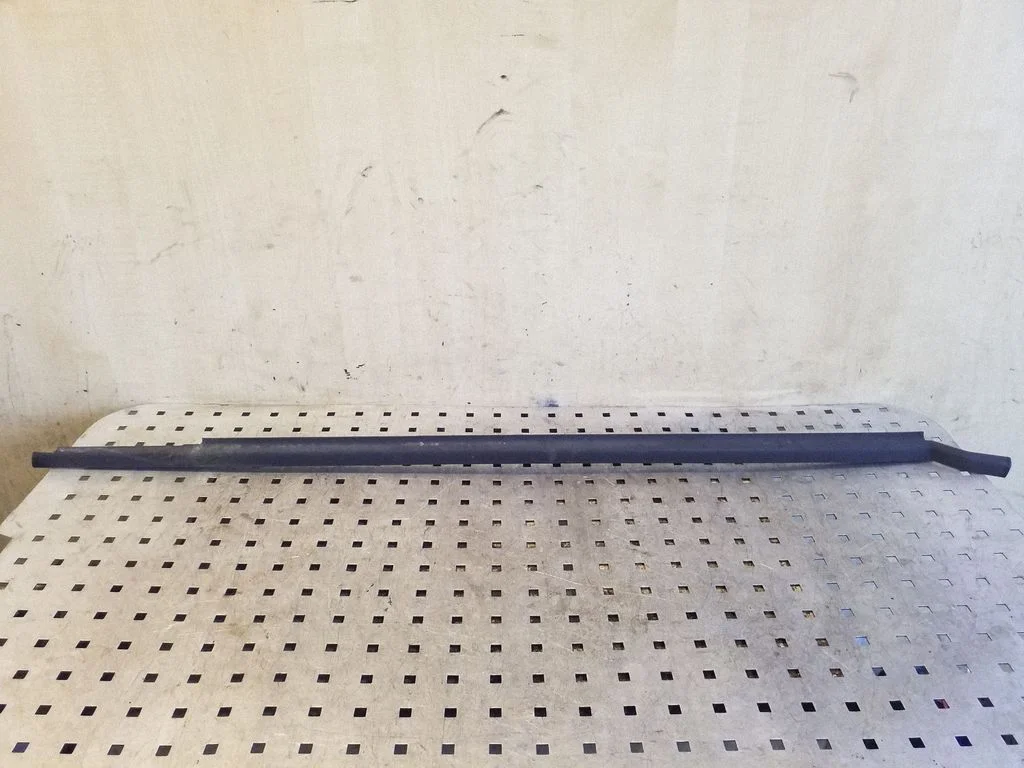 Esiukse klaasi liist 5N0837477