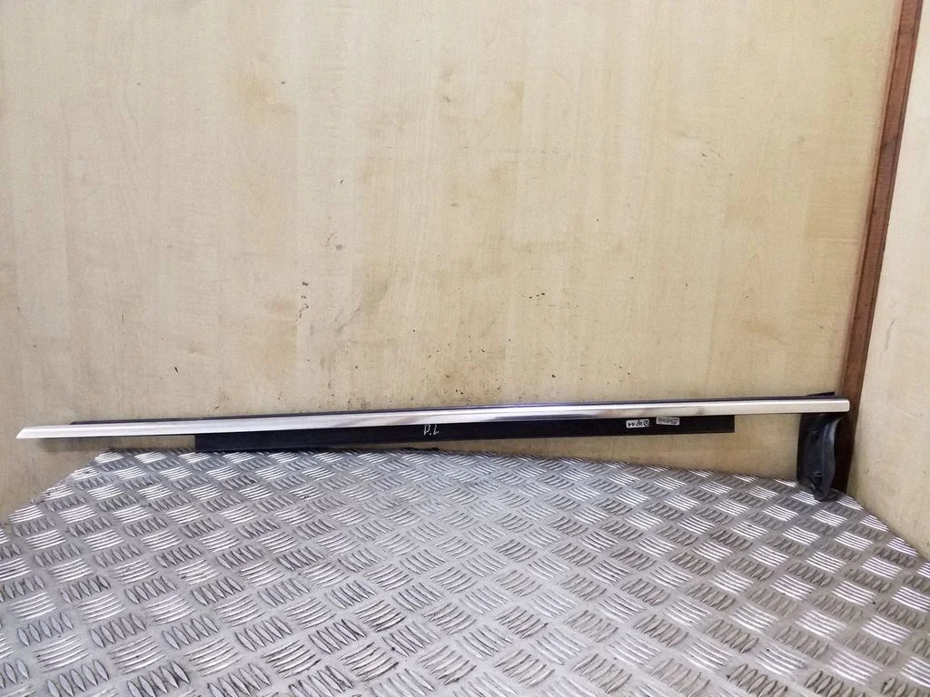Front door glass trim molding 4G0853283