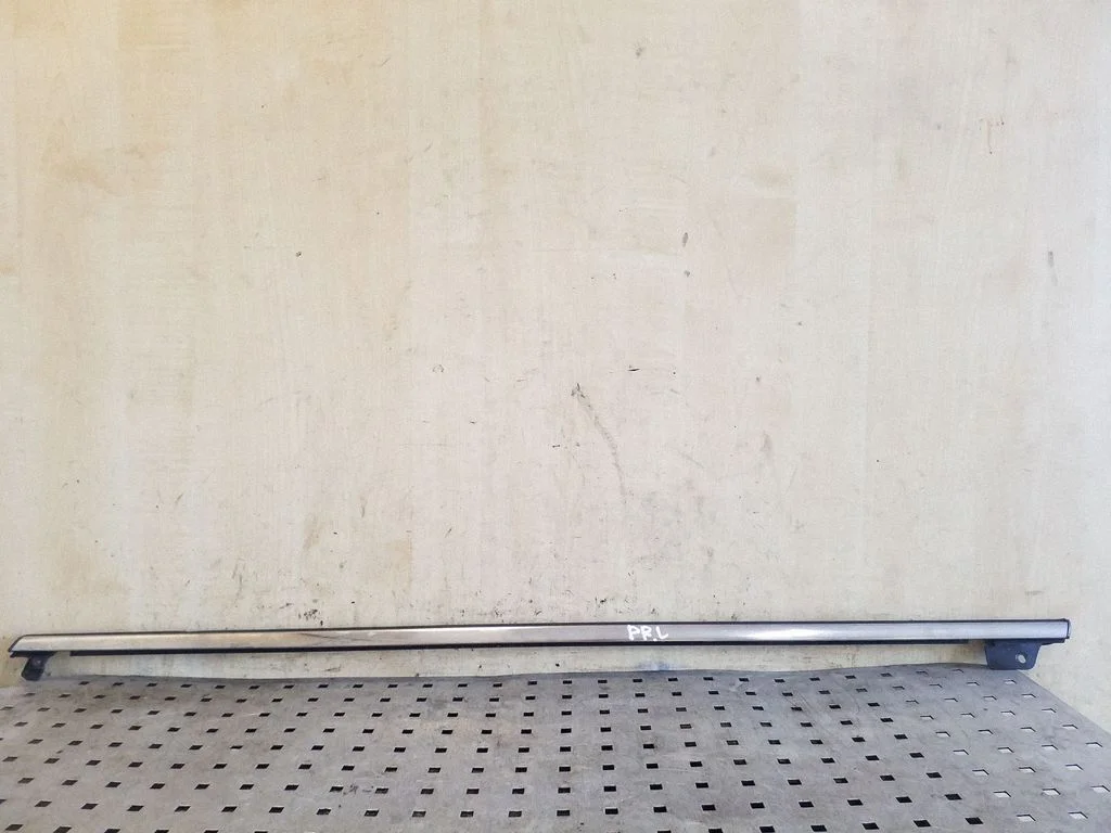 Front door glass trim molding – Citroen C4 Grand Picasso (2007-2013)