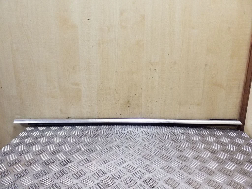 Priekšējo durvju stikla apdare – labā