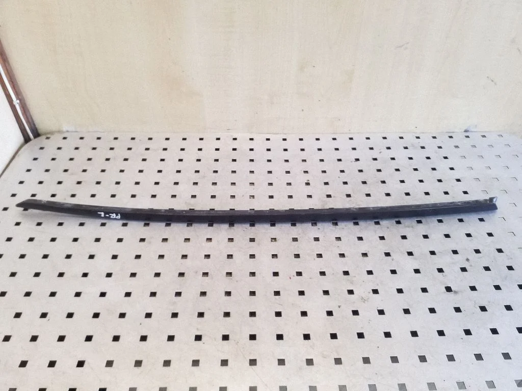 Priekšējo durvju stikla apdare 8T0854327A