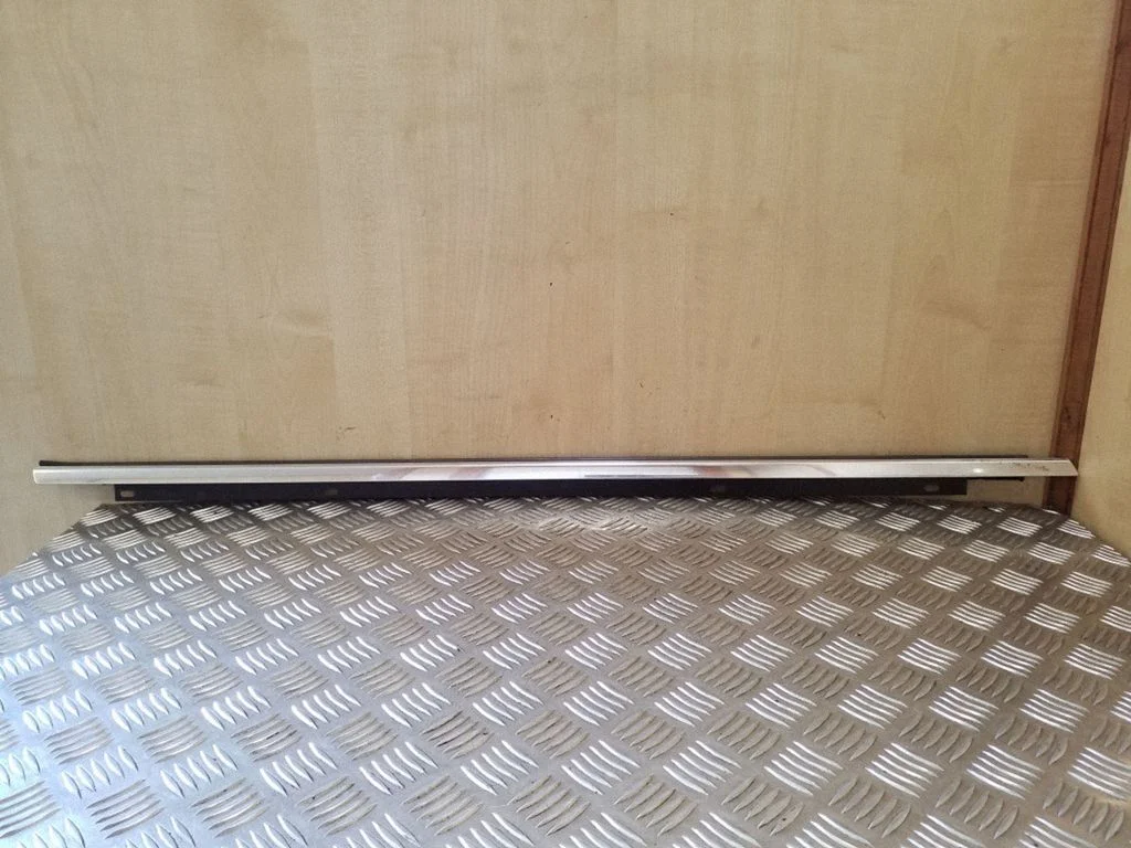 Esiukse klaasi liist 8E0853284B