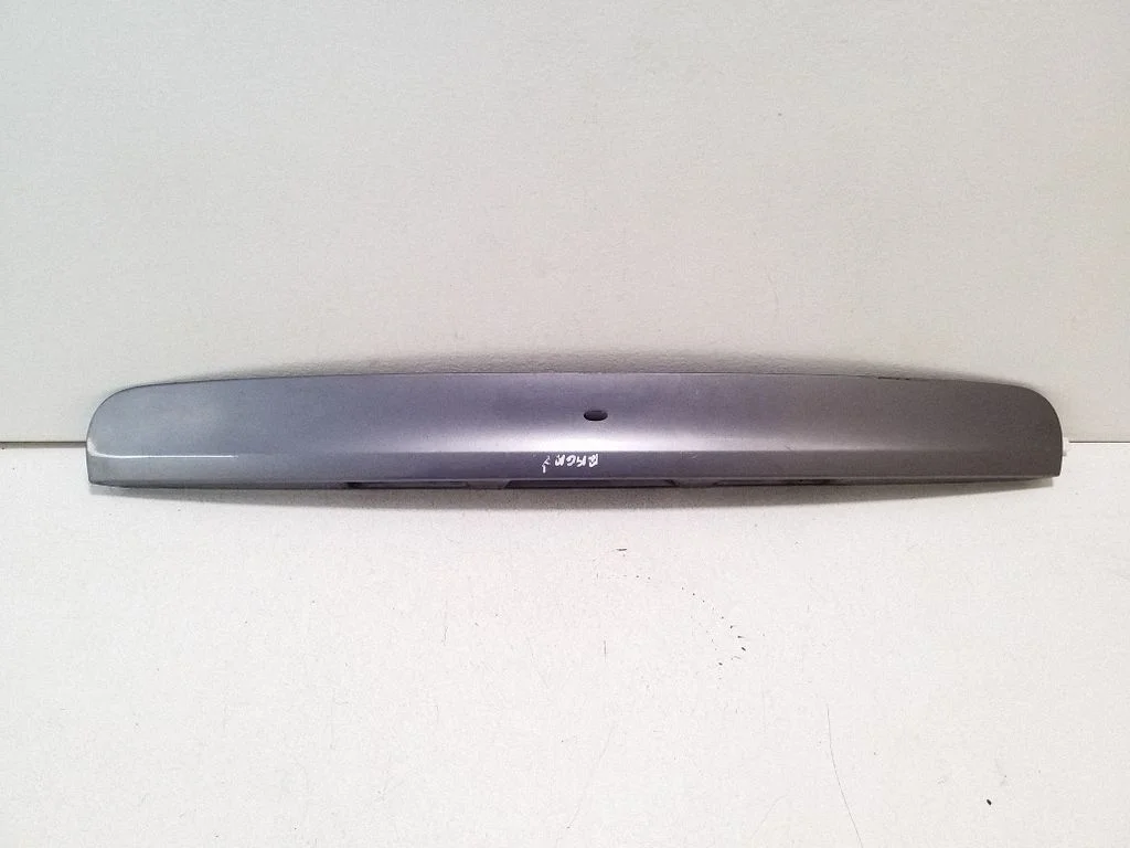 Trunk door license plate light bar – Nissan Qashqai+2 (2010-2014)