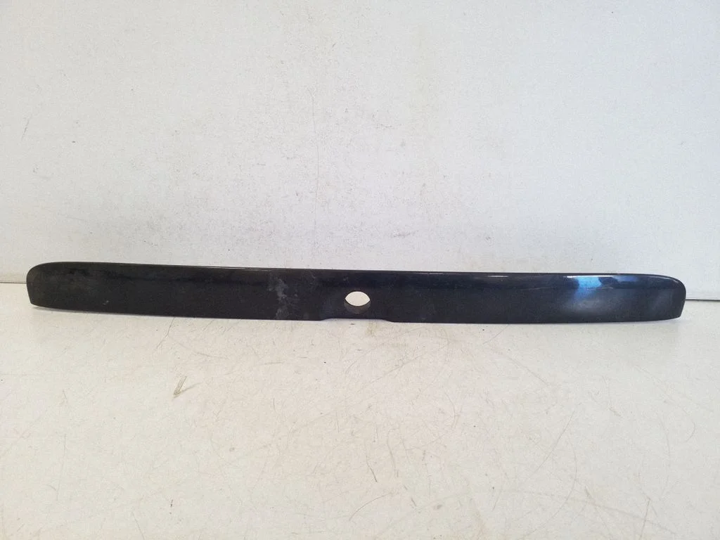 Trunk door license plate light bar 90521513