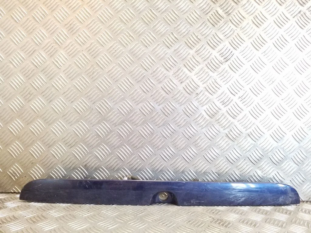 Trunk door license plate light bar 90579631