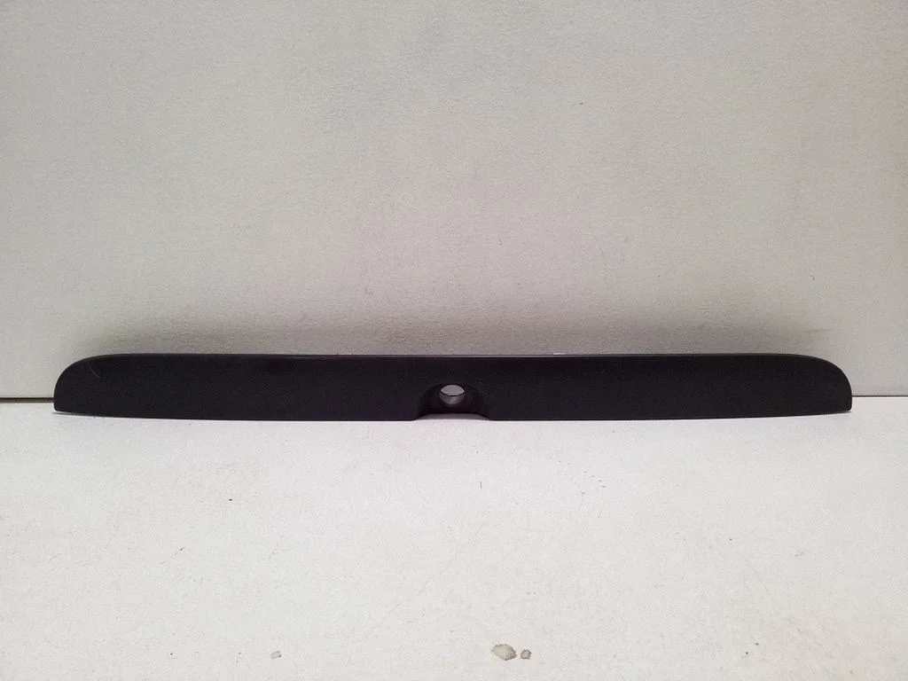 Trunk door license plate light bar 90579631
