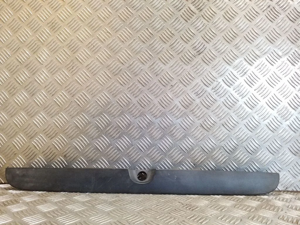 Trunk door license plate light bar 90579631
