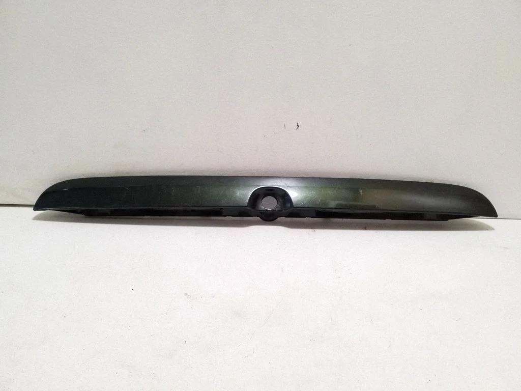 Trunk door license plate light bar 90579631