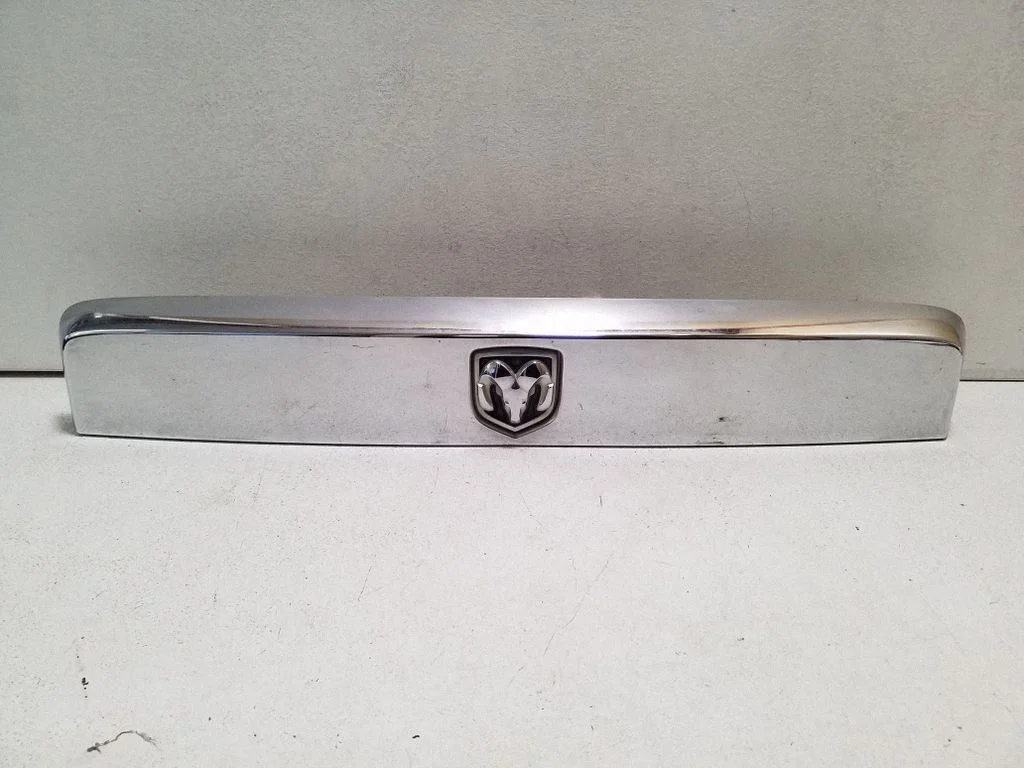 Trunk door license plate light bar 55113161A