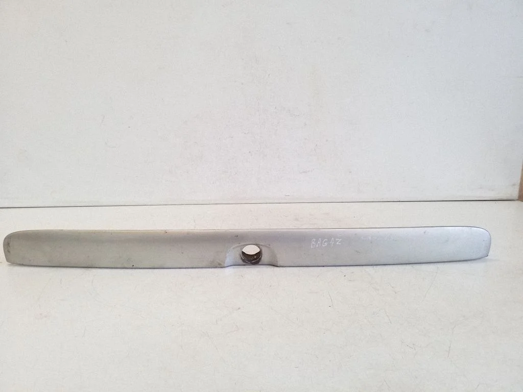 Trunk door license plate light bar 90521513