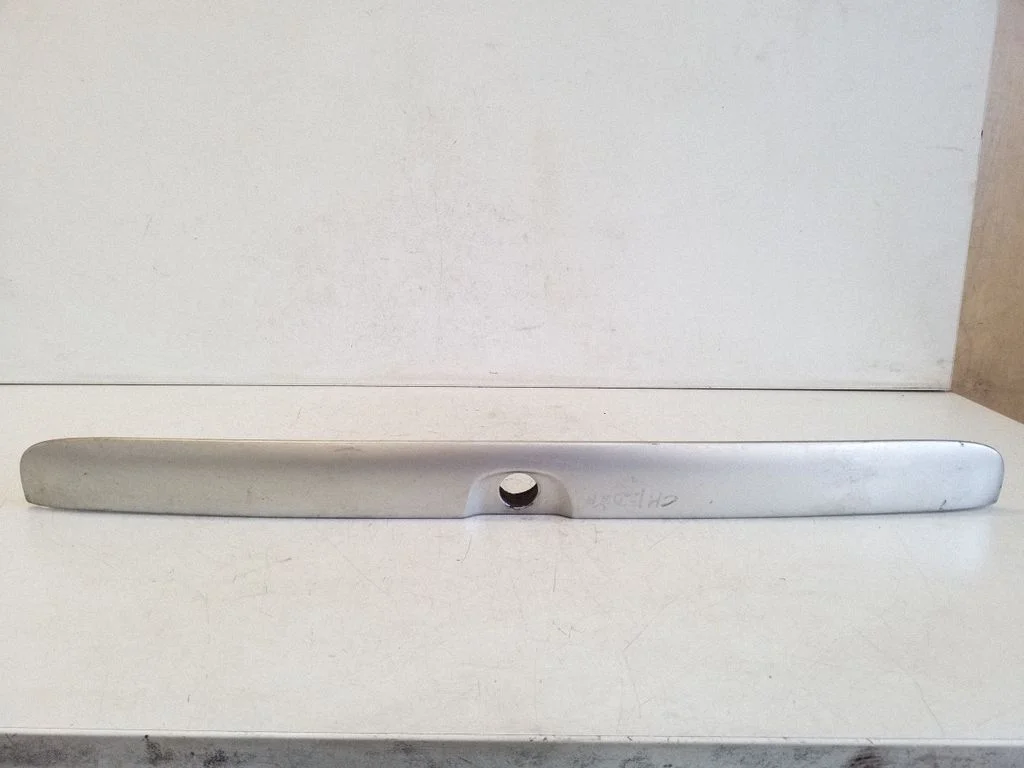 Trunk door license plate light bar 90521513