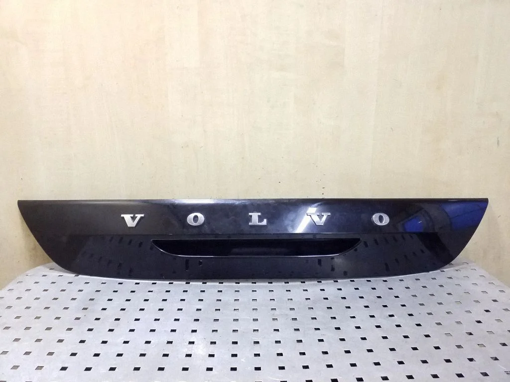 Tagaluugi numbrivalgustuse liist – Volvo V40 (2012-2019)