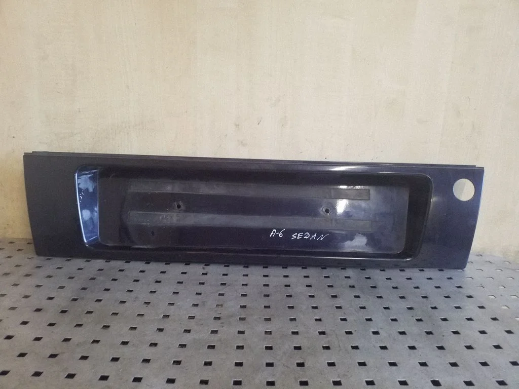 Aizmugurējā vāka numura zīmes apgaismojuma josla – Audi A6 S6 C4 4A (1994-1997)
